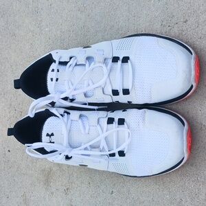 Mens UA tennis shoes.